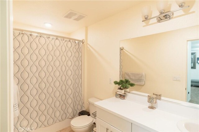 full bathroom featuring shower / bath combo with shower curtain, toilet, and vanity