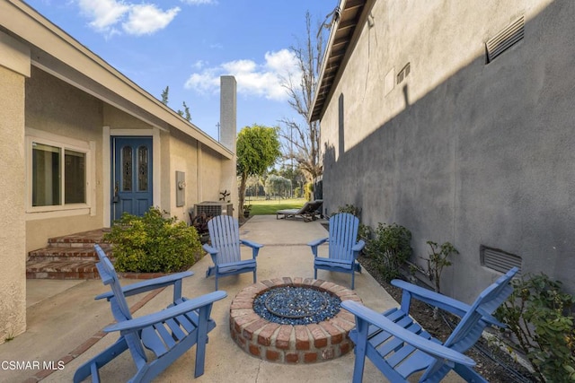 view of patio featuring a fire pit