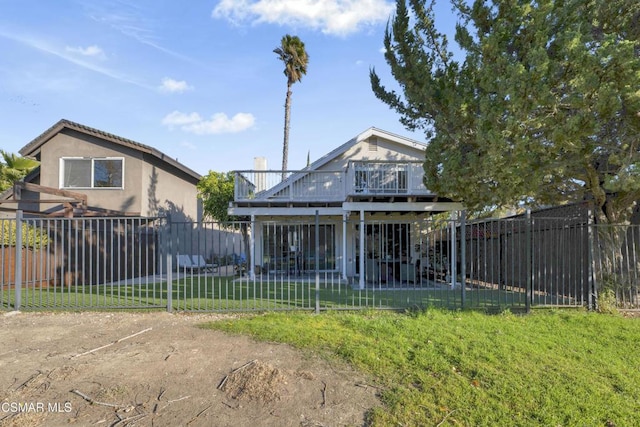 view of front of property featuring a front yard and a deck