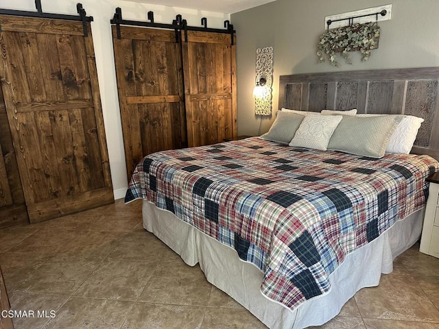 bedroom featuring a barn door