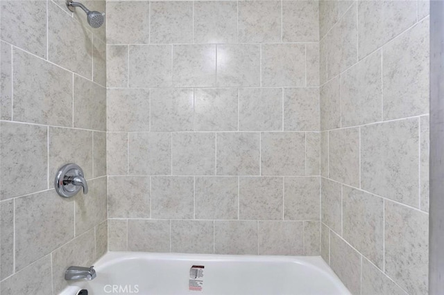 bathroom with tiled shower / bath combo