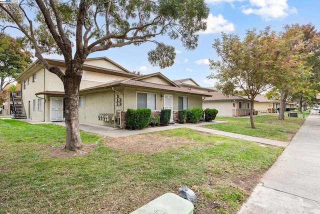 view of front of property with a front yard