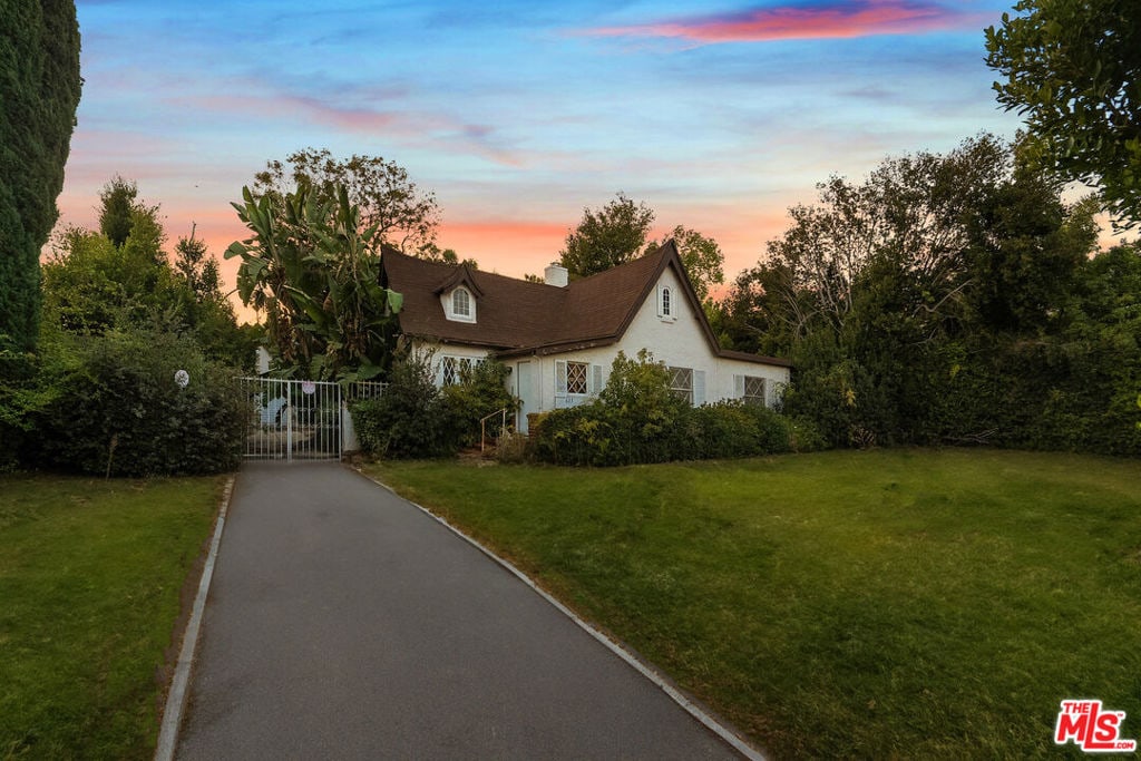 view of front of home featuring a lawn