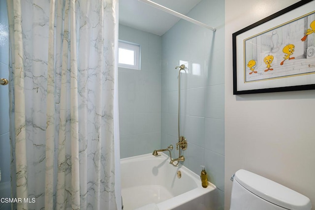 bathroom featuring toilet and shower / tub combo