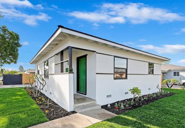 view of side of property featuring a lawn