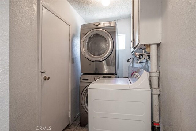 1119 E Colon St, Wilmington, CA 90744 - laundry area featuring stacked washer and clothes dryer, a textured ceiling, and a textured wall