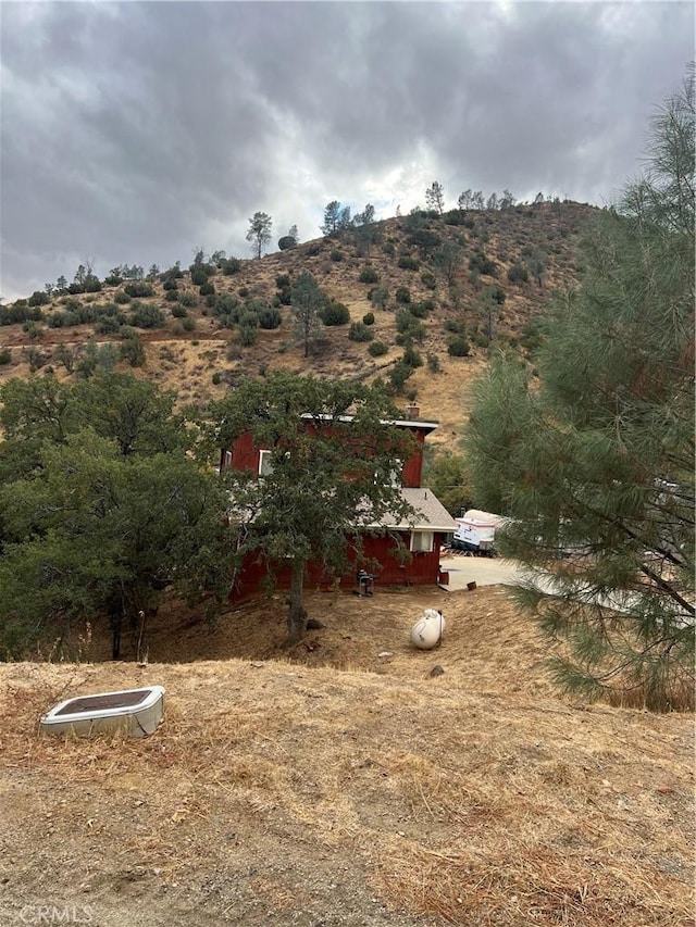 view of yard with a mountain view