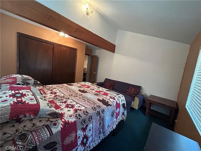 bedroom featuring carpet flooring and a closet