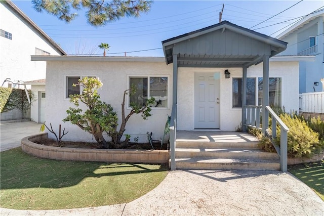 view of front of house featuring a front yard