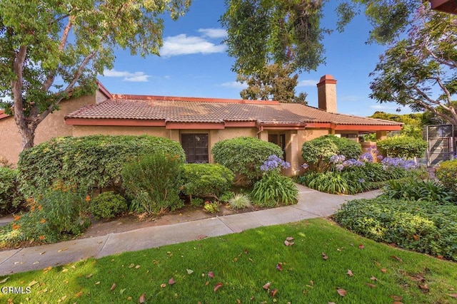 view of front of home featuring a front yard