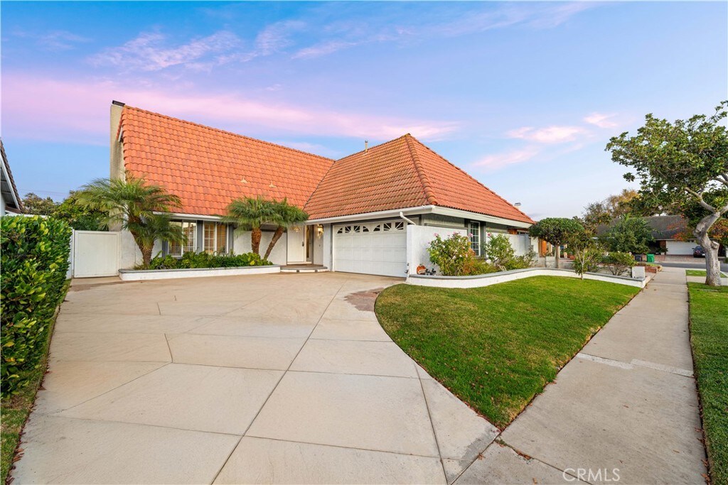 view of front of house with a garage and a yard