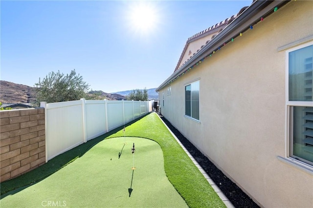 view of yard featuring a mountain view