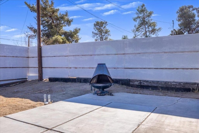 view of patio featuring an outdoor fire pit