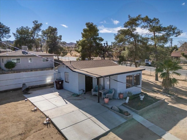 view of front of home featuring a patio area