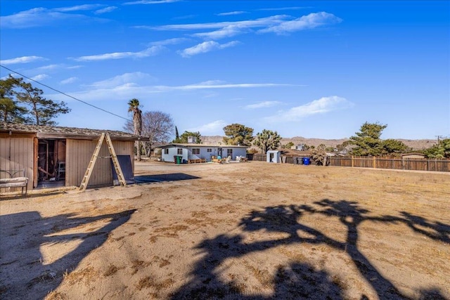 view of yard featuring a mountain view