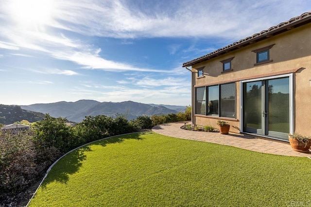 view of yard featuring a mountain view