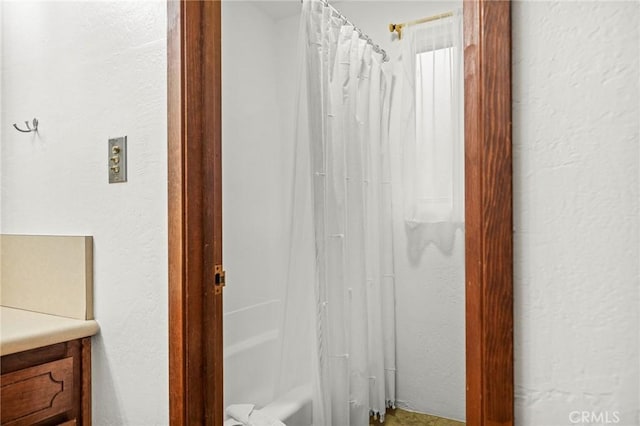 bathroom with shower / tub combo