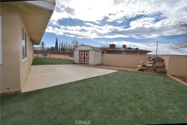 view of yard with a patio and a storage unit