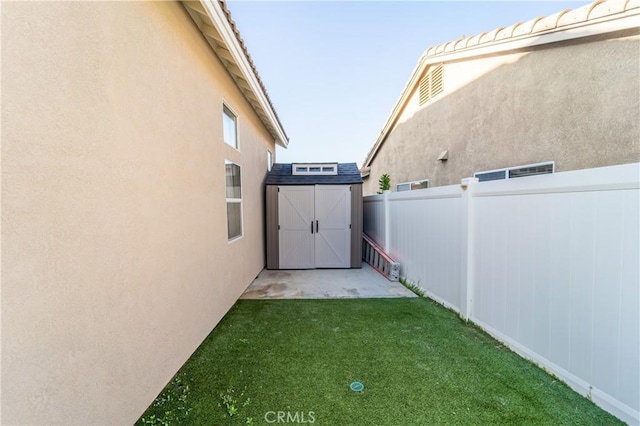 view of yard featuring a storage shed