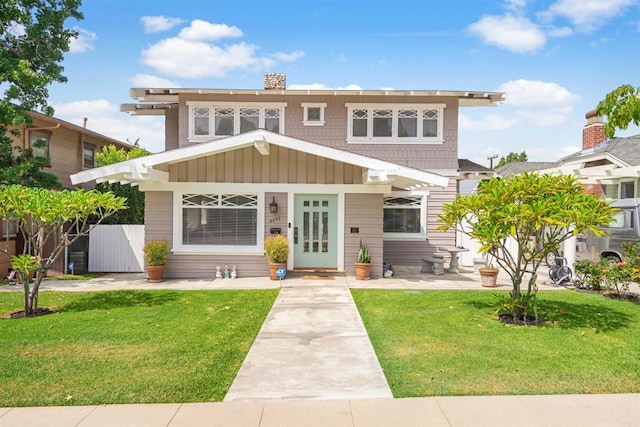 view of front of house featuring a front lawn