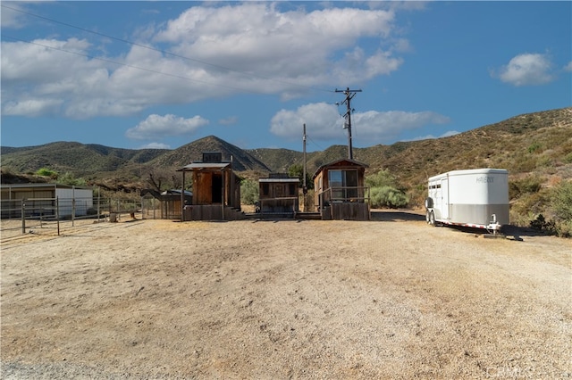 view of front of house featuring a mountain view