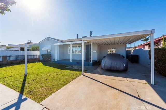 view of front of home featuring a carport and a front lawn