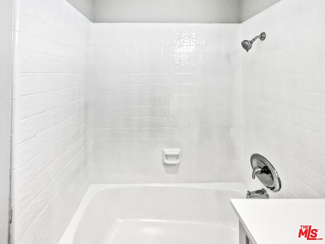 bathroom with bathtub / shower combination