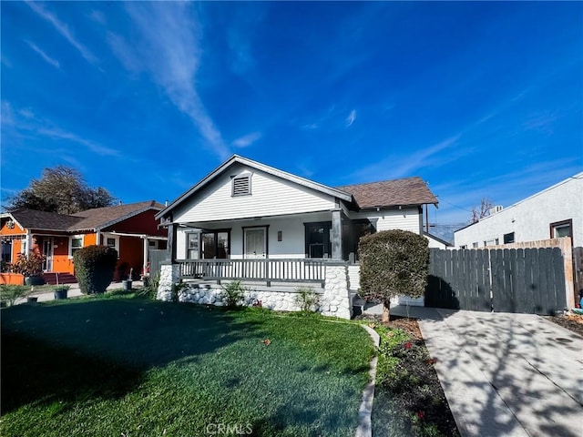 view of front facade featuring a front lawn and a porch