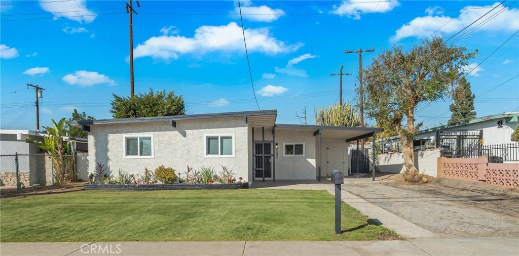 view of front of house featuring a front yard and a carport