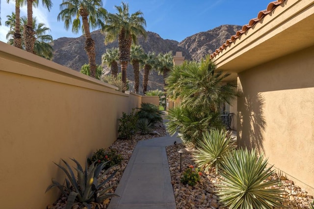 view of yard with a mountain view