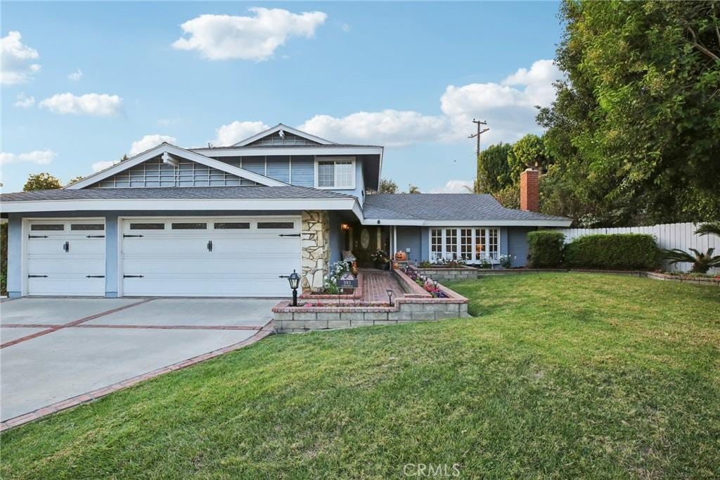 view of front facade featuring a front yard and a garage