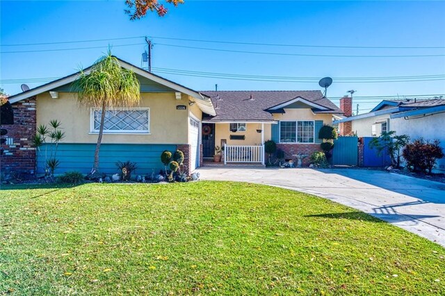 view of front of house featuring a front lawn