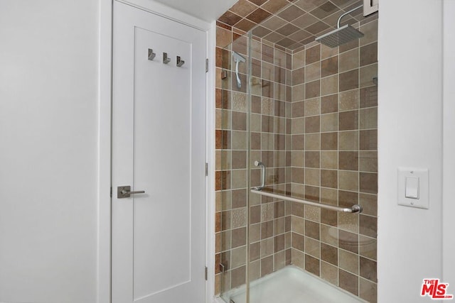 bathroom featuring a tile shower