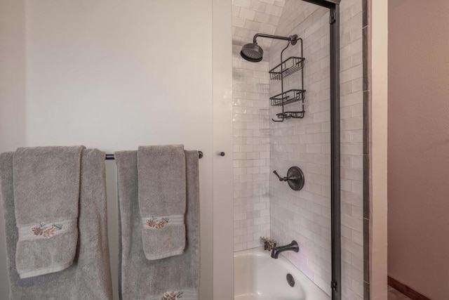 bathroom featuring tiled shower / bath