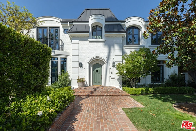 view of front of home with a front yard