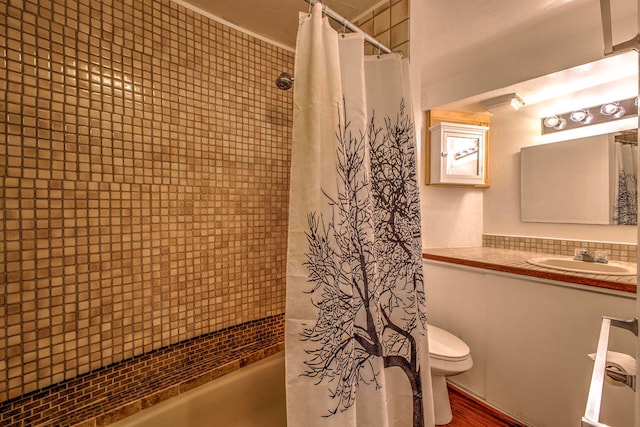 full bathroom featuring backsplash, shower / bath combo with shower curtain, vanity, and toilet