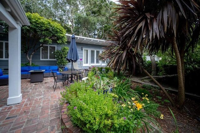 view of patio featuring an outdoor hangout area