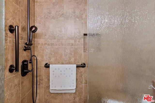 bathroom featuring a tile shower