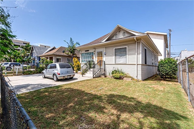 view of front of house featuring a front yard