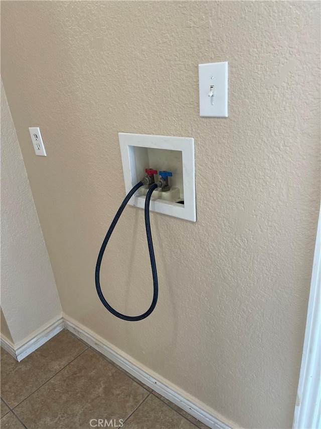 room details featuring a textured wall and baseboards