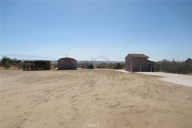 view of yard featuring a storage unit