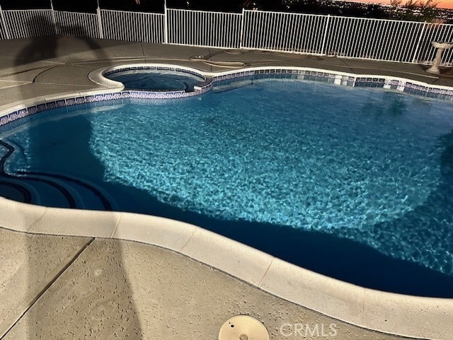 view of pool featuring an in ground hot tub