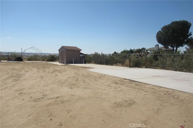 view of yard with a storage unit