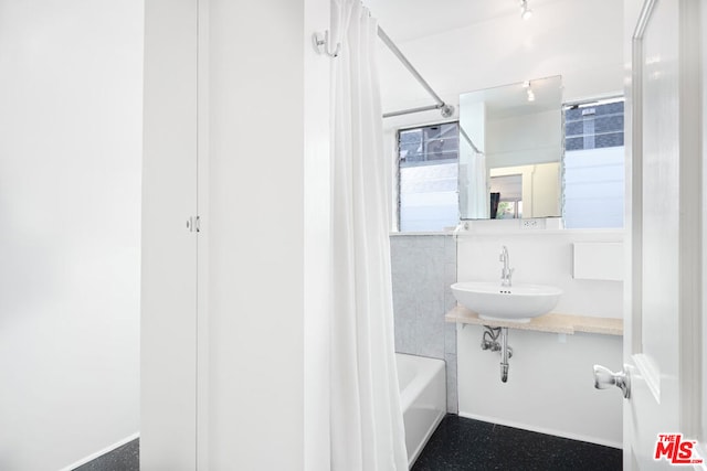 bathroom featuring sink and tiled shower / bath combo