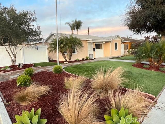 view of front of property with a lawn