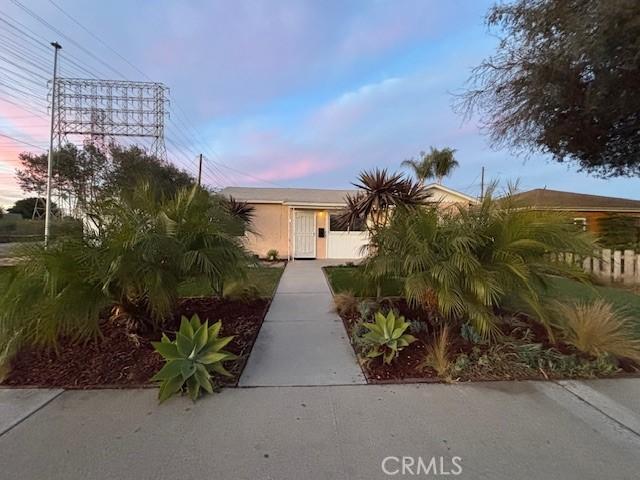 view of front of property