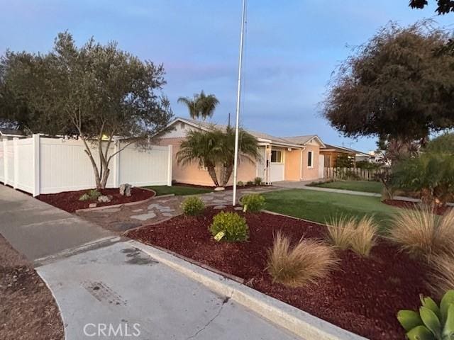 view of front of home featuring a front yard