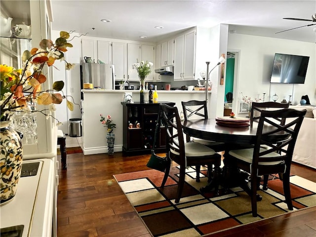 dining room with dark wood-type flooring and ceiling fan