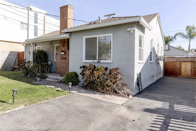 view of front of home featuring a front yard