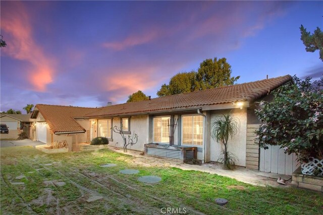 view of front facade featuring a yard and a garage